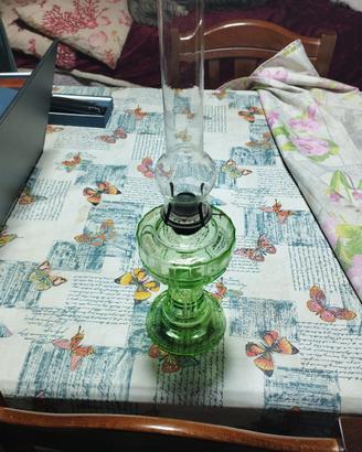 Lampada a petrolio in uranium glass