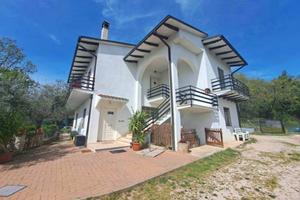 Villa di 250 m² con più di 5 locali e box auto dop