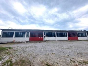 Immobile di 1000 m² con 3 locali a Capiago Intimia