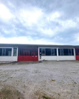 Immobile di 1000 m² con 3 locali a Capiago Intimia