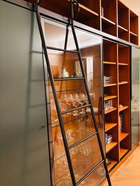 Splendida libreria di Molteni con vetrina.