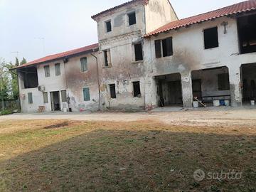 Rustico da ristrutturare con annesso capannone