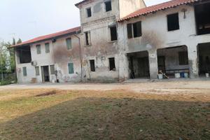Rustico da ristrutturare con annesso capannone