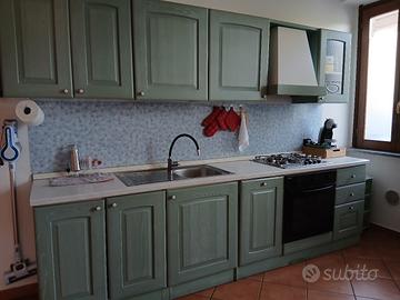 cucina in legno con elettrodomestici 