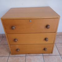 Cassettiere in legno chiaro