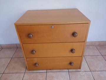 Cassettiere in legno chiaro