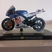 Modellino YAMAHA YZR-M1 2009 di Valentino Rossi 