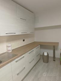 cucina bianca e noce 