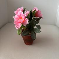 Piccolo vaso con azalee artificiali