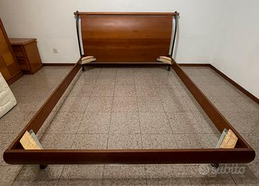 Letto matrimoniale in legno (rete compresa)