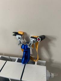 Fionda con mirino laser