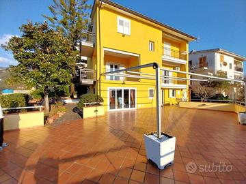 Villa esclusiva unifamigliare con corte e giardino