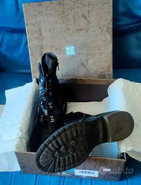 stivali in pelle nera MOMA