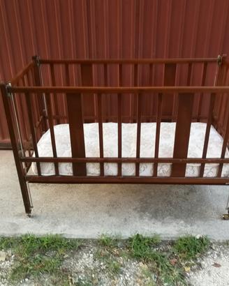 lettino vintage per bambini 