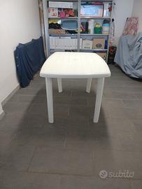 Tavolo bianco in resina