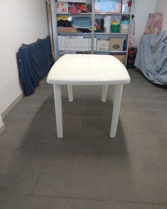 Tavolo bianco in resina