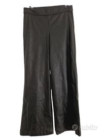 pantaloni neri in ecopelle a palazzo Golden point 