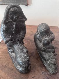 Coppia di sculture Inuit figurative