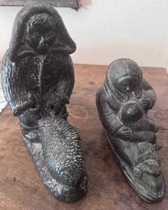 Coppia di sculture Inuit figurative