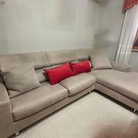 Ampio divano letto con penisola.