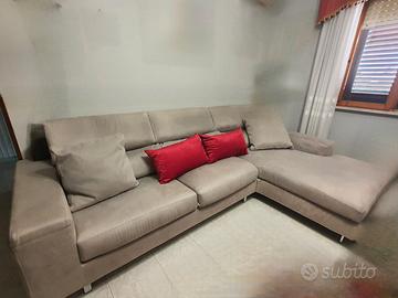 Ampio divano letto con penisola.