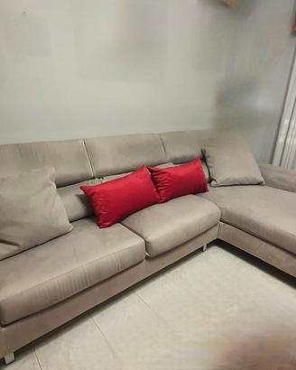 Ampio divano letto con penisola.