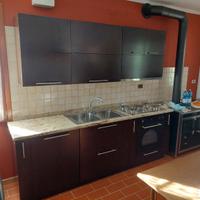 Cucina artigianale con piano in granito