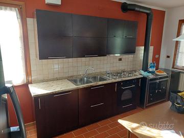 Cucina artigianale con piano in granito