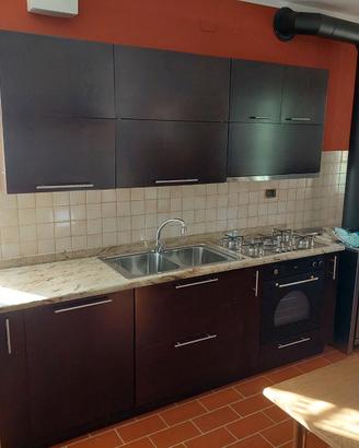 Cucina artigianale con piano in granito