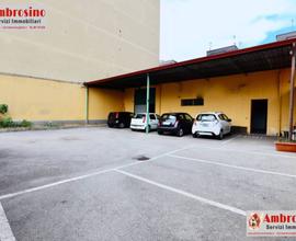AMPI LOCALI COMMERCIALI A NAPOLI CON PIAZZALE