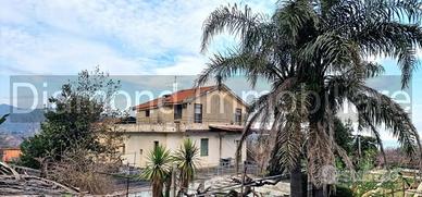 Villetta singola con terreno e serre a San Gerardo
