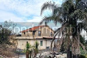 Villetta singola con terreno e serre a San Gerardo