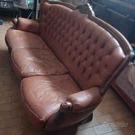 divano in pelle colore marrone