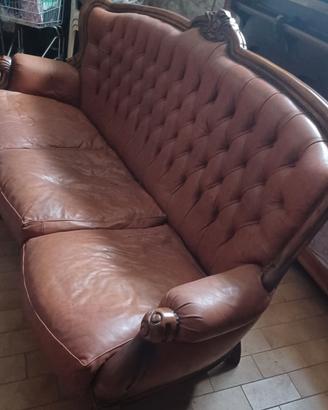 divano in pelle colore marrone