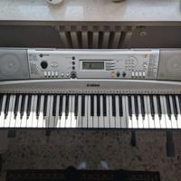 Tastiera Yamaha PSR-E313 con supporto