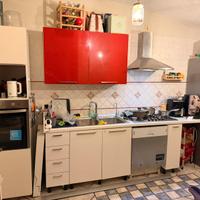 Cucina con elettrodomestici
