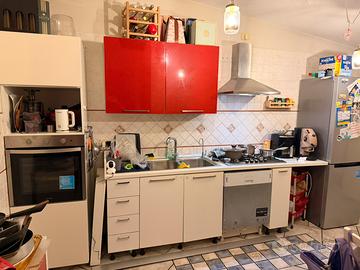 Cucina con elettrodomestici