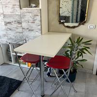Tavolo bar con sgabelli