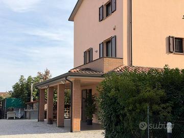 Casa indipendente di 280 m² con più di 5 locali a 