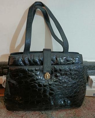 borsa nera a spalla con stampa coccodrillo 