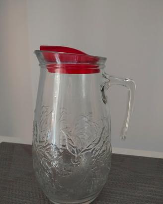 Caraffa in vetro con coperchio rosso