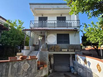PORZIONE DI BIFAMILIARE A GIUGLIANO IN CAMPANIA