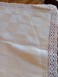 Tovaglia in lino con merletto da corredo antico 