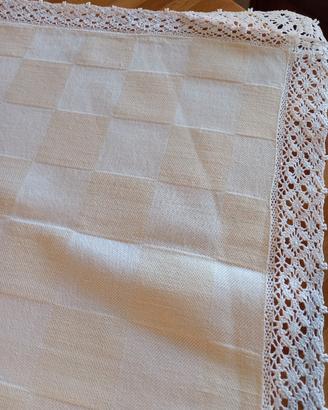 Tovaglia in lino con merletto da corredo antico 