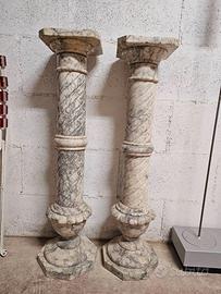 Coppia di colonne in marmo bianco venato 