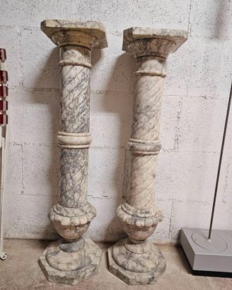 Coppia di colonne in marmo bianco venato 