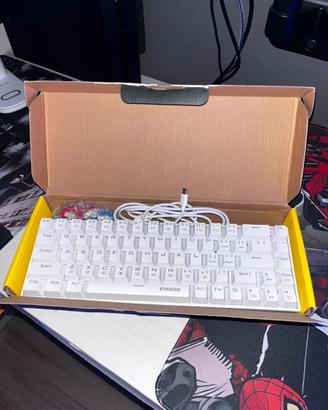 Tastiera meccanica da gaming RGB.