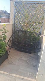 Panca moderna in acciaio e rattan da esterno