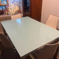 Tavolo in vetro da pranzo con quattro sedie