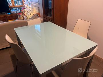 Tavolo in vetro da pranzo con quattro sedie